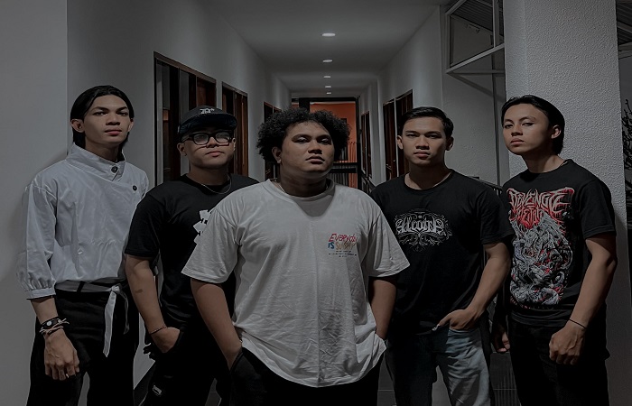 Para personel band Eleeven Twentytwo, dari kiri ke kanan: Krisna, Rama, Joseph, Wahyu Juliarta, dan Wahyu Sucipta.
