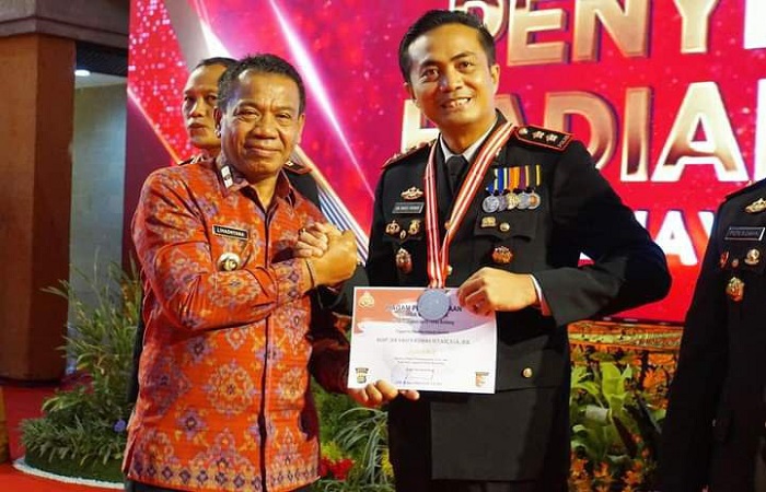 Penjabat (Pj) Bupati Buleleng, Ketut Lihadnyana dan Kapolres Buleleng AKBP Ida Bagus Widwan Sutadi.  Kabupaten Buleleng terus mewaspadai judi online di Bali utara. Polisi bahkan mengamankan dua orang.