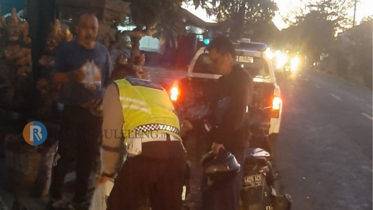 OLAH TKP: Personel Satuan Lalu Lintas Polres Buleleng melakukan olah Tempat Kejadian Perkara (TKP) di lokasi kecelakaan yang menewaskan DJ Delon.