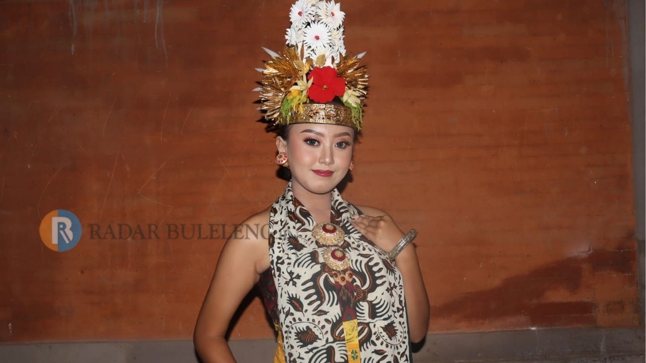 BUSANA ADAT: Busana adat penari rejang dalam upacara adat di Desa Pedawa, Buleleng.