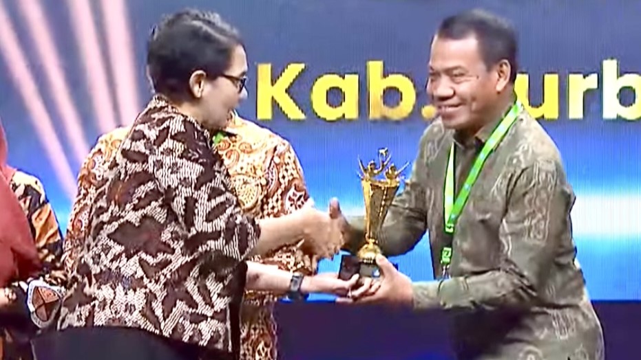 PENGHARGAAN: Sekjen Kemendikbud Ristek, Suharti, menyerahkan penghargaan Anugerah Merdeka Belajar kepada Pj. Bupati Buleleng, Ketut Lihadnyana (kanan).