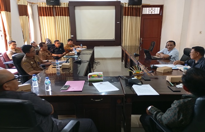 Untuk mengundang dokter-dokter guna bertugas di Buleleng, ada usulan agar mereka dinaikkan gajinya meski nominalnya tidak sebesar di Kabupaten Badung atau Kota Denpasar.