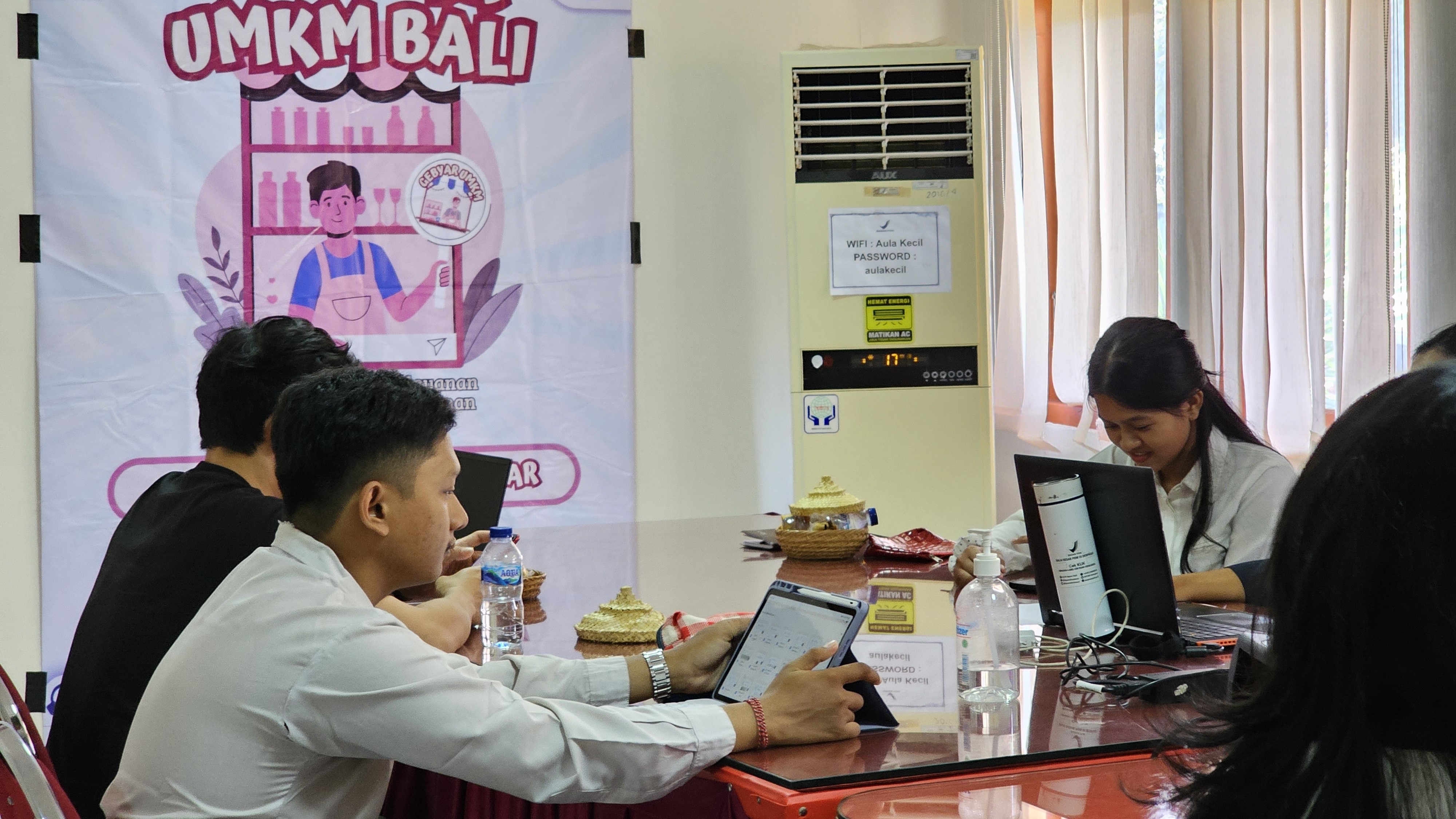 DAMPINGI UMKM: Loket layanan di BBPOM Denpasar yang disiapkan untuk membantu UMKM mengurus izin.