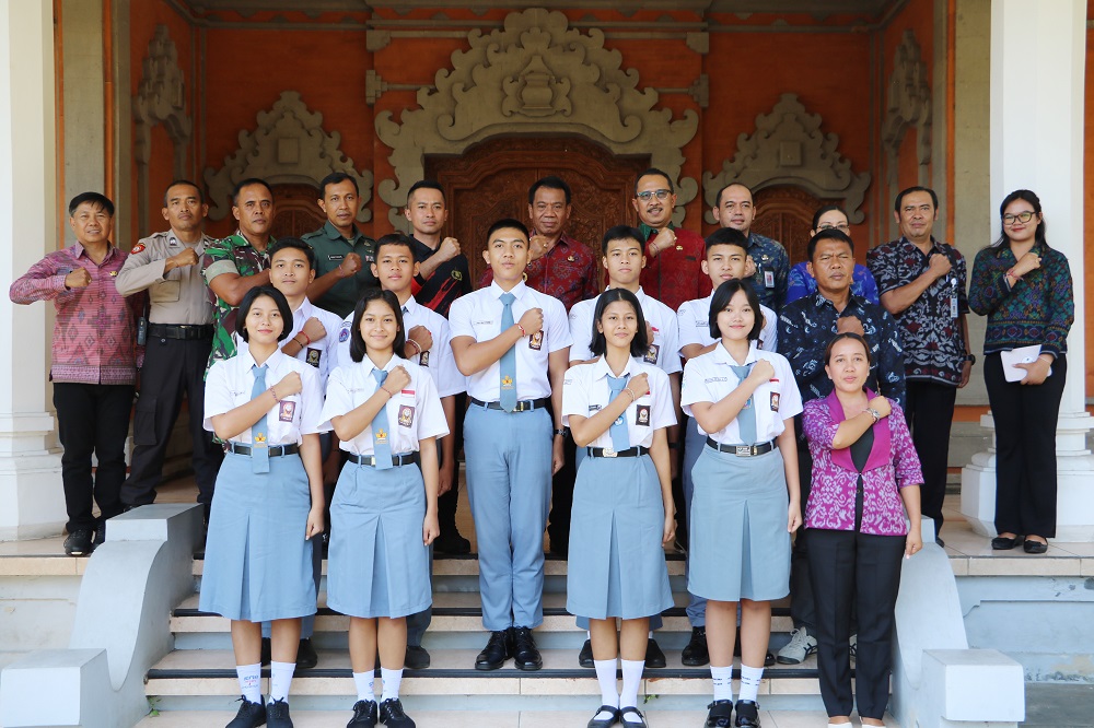 PASKIBRAKA: Anggota Paskibraka Bali dan Paskibraka Nasional saat bertemu dengan Pj. Bupati Buleleng Ketut Lihadnyana di Rumah Jabatan Bupati Buleleng.
