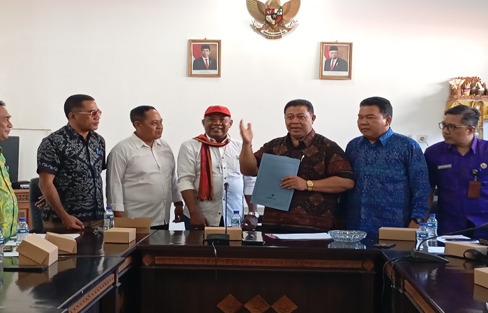 Suasana rapat antara LSM Genus, Pansus RTRW Buleleng, dan Dinas PUTR Buleleng terkait usulan penghapusan nama kecamatan untuk lokasi bandara Bali baru di dalam ranperda RTRW Buleleng 2024-2044.