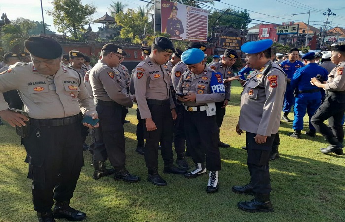 Pemeriksaan HP milik personel Polres Buleleng oleh Sie Propam. Ini untuk memastikan korps Bhayangkara jauh dari judi online.