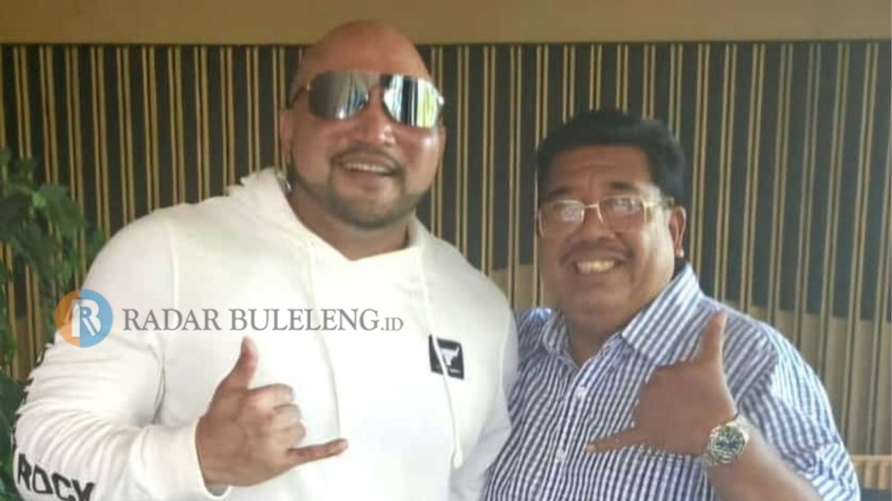 PAS-MULIA: Putu Agus Suradnyana (kanan) berfoto dengan Made Muliawan Arya alias De Gajah.