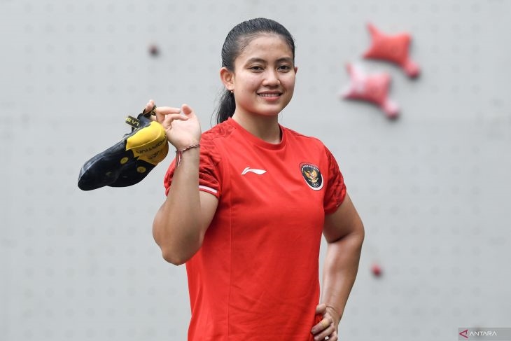 Atlet panjat tebing nomor speed putri Indonesia Desak Made Rita Kusuma Dewi berpose usai berlatih dalam Pemusatan Latihan Nasional (Pelatnas) di kawasan Harapan Indah, Kota Bekasi, Jawa Barat.