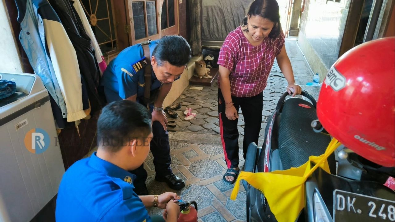 ANTISIPASI KEBAKARAN: Dinas Pemadam Kebakaran Buleleng mengecek ketersediaan Alat Pemadam Api Ringan (APAR) di salah satu rumah kost yang ada di Singaraja.