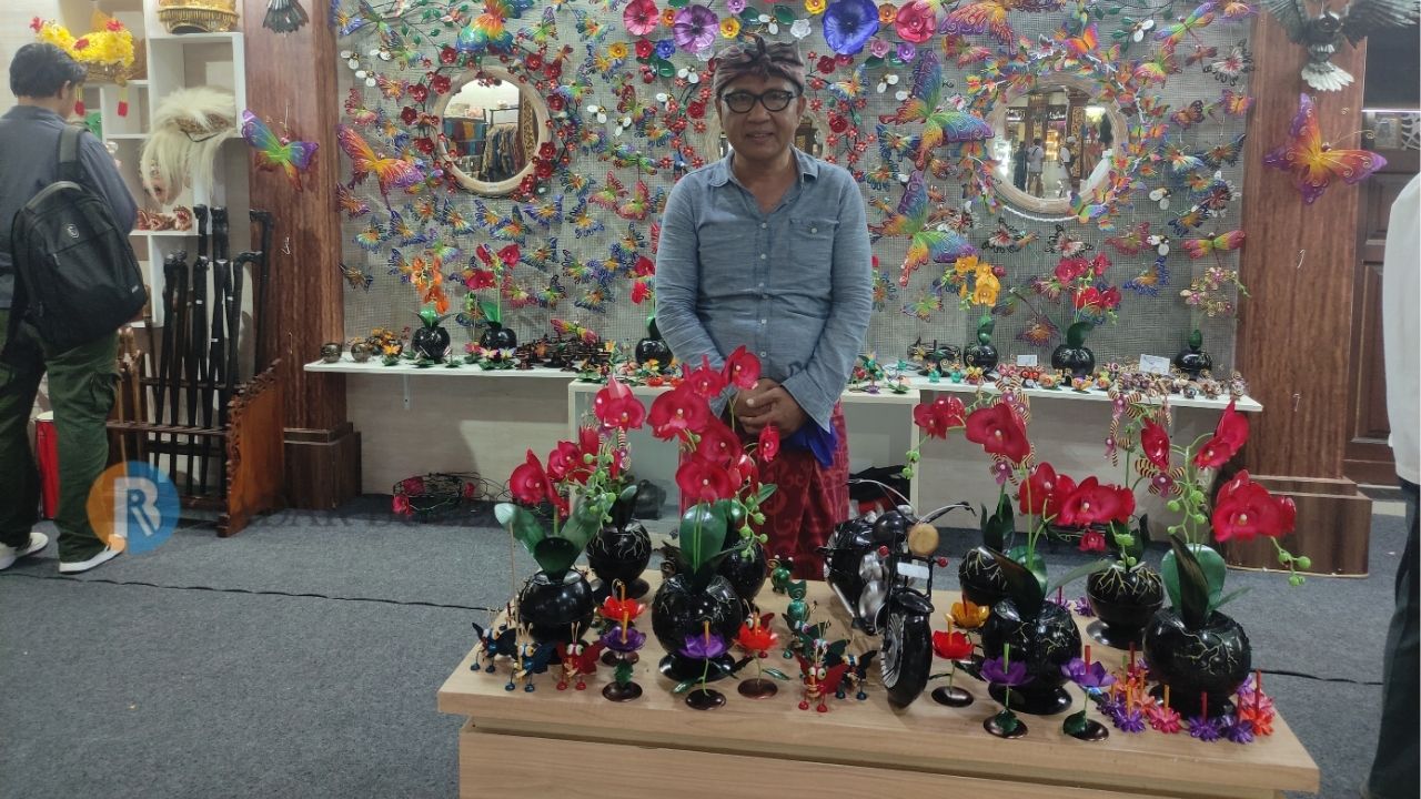 TEMBUS EROPA:  Made Agus Semadhi bersama beberapa hasil kerajinannya.