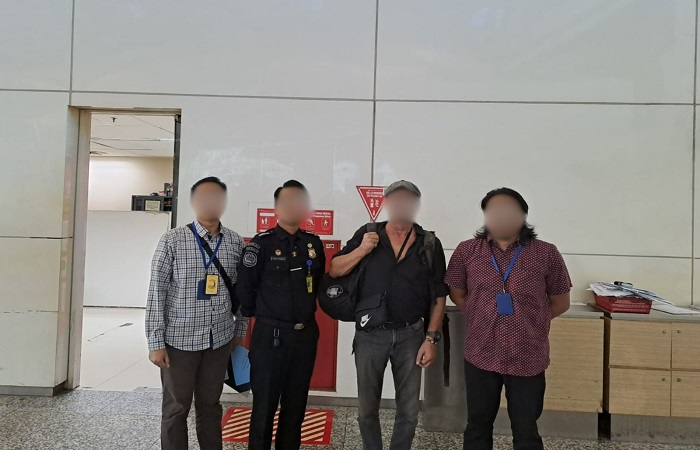Deportasi terhadap WNA (dua dari kanan) yang melanggar aturan keimigrasian oleh Imigrasi Singaraja.