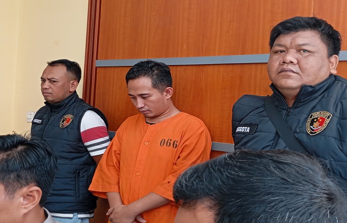 Terdakwa Dedi Andika saat rilis di Polres Buleleng pada bulan Maret lalu. Ia kini mendekam di penjara selama delapan bulan, akibat ulahnya menggelapkan mobil sewaan.