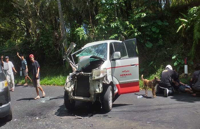 Situasi di lokasi kejadian setelah laka lantas antara angkutan pariwisata dengan truk pengangkut galon air mineral. Beruntung tidak ada korban jiwa dalam peristiwa tersebut.