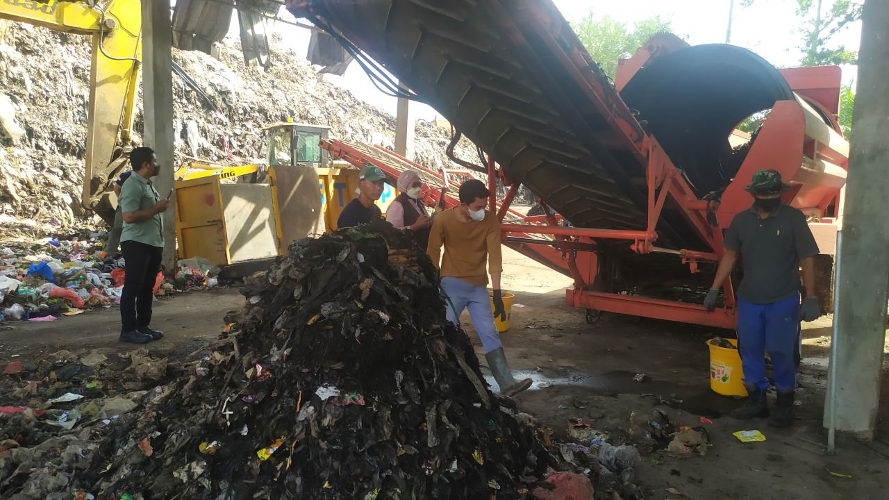 KELOLA SAMPAH: Petugas melakukan pengelolaan sampah menggunakan mesin RDF di TPA Peh, Jembrana.
