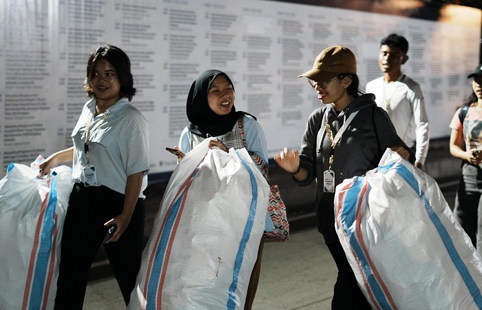 Para relawan mengangkut sampah anorganik untuk diolah.