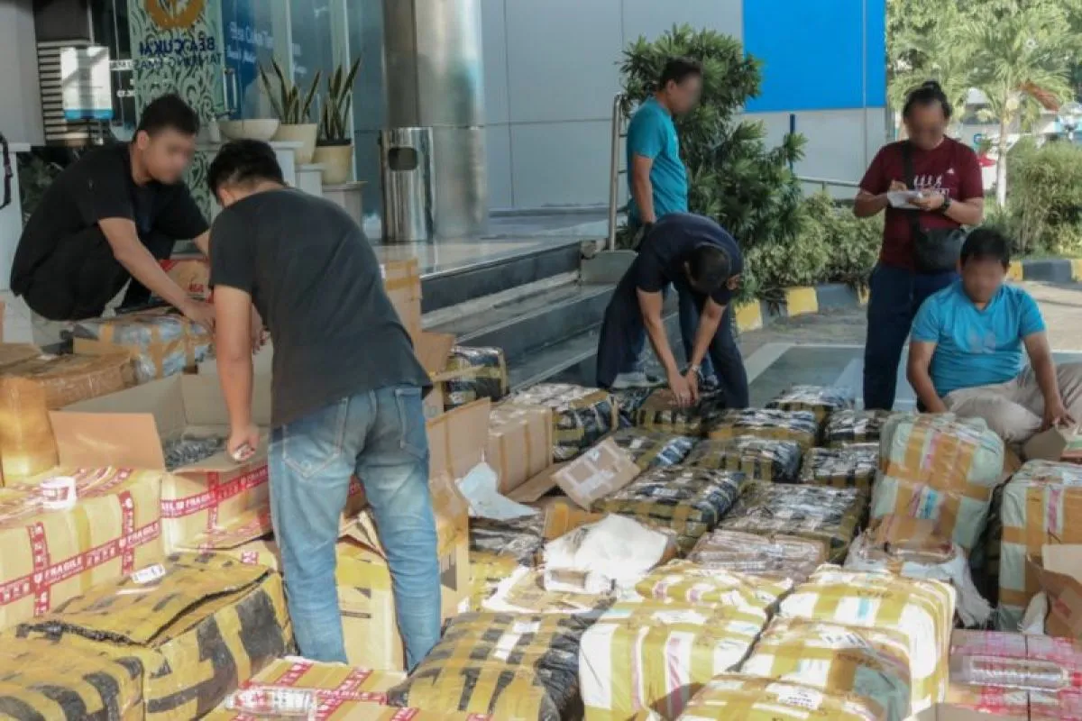 Bea Cukai Semarang gagalkan pengiriman minuman mengandung etil alkohol (minuman keras/miras) ilegal di Kota Semarang, Rabu (10/04)