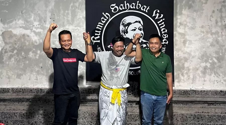 Mantan Bupati Jembrana 2 periode I Gede Winasa(tengah), foto bersama anaknya I Gede Ngurah Patriana Krisna (kanan) dan Kembang Hartawan usai bebas. Winasa tegas mendukung paslon Bang Ipat.