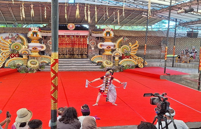Penampilan Tari Topeng Kelana dan Samba Khas Cirebon, Diamond Management, Kota Cirebon, Provinsi Jawa Barat, Sabtu (13/7) di PKB XLVI.