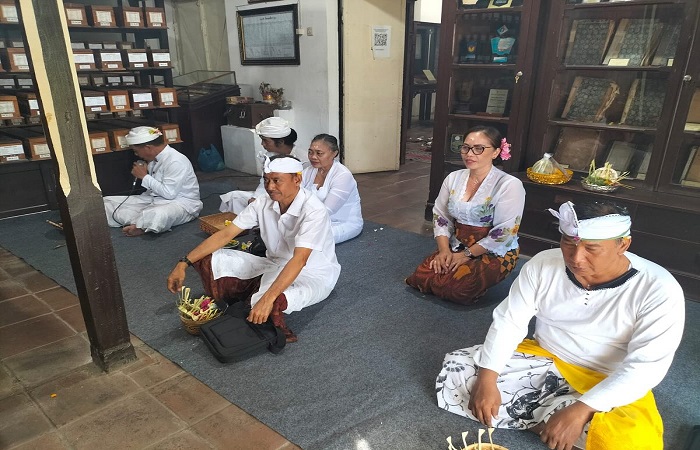 Suasana persembahyangan di Gedong Kirtya yang bertepatan dengan Hari Suci Saraswati. Gedong Kirtya merupakan museum sekaligus perpustakaan lontar yang ada di Bali.