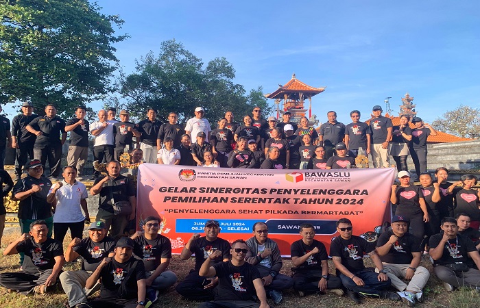 Kegiatan bersih pantai dan senam yang digelar penyelenggara pemilu di Kecamatan Sawan.