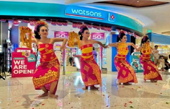 Acara peresmian dimulai dengan Tari Pendet Bali sebagai tari ucapan selamat datang serta penyambutan bagi para pelanggan setia Watsons, disusul dengan pemotongan pita Watsons untuk menandai pembukaan.