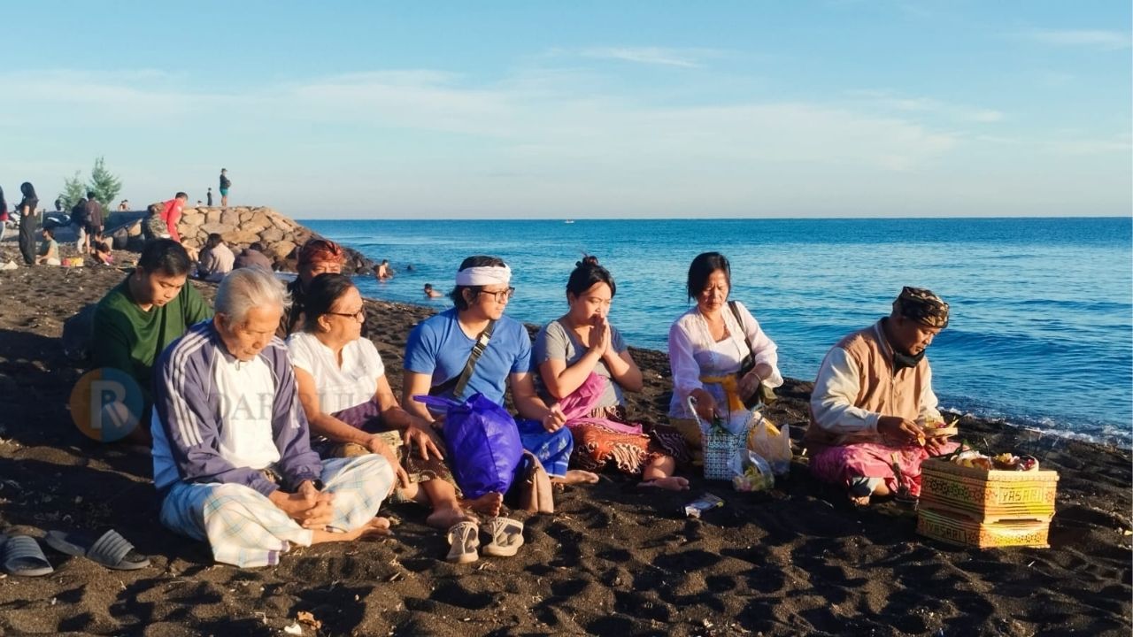BANYUPINARUH: Umat Hindu saat melangsungkan upacara banyupinaruh di Pantai Kerobokan, Buleleng.