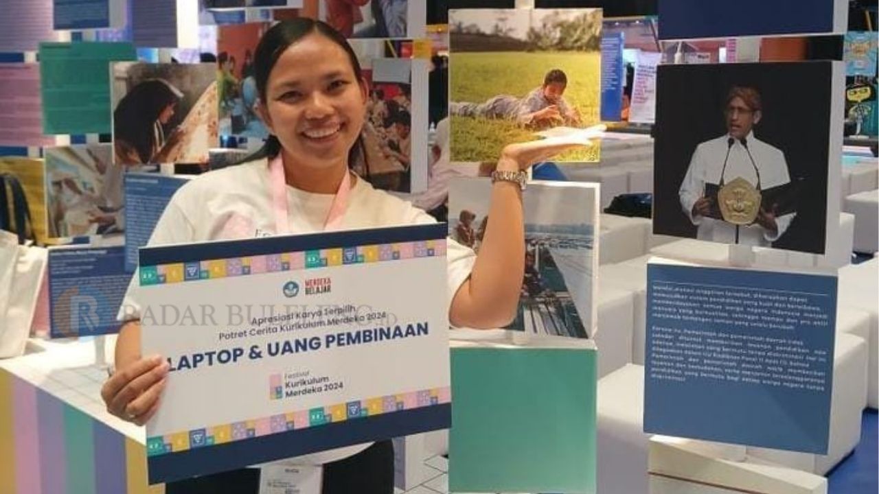 PRESTASI NASIONAL: Guru SMPN 2 Banjar, Ketut Dian Caturini menunjukkan foto karyanya yang dipamerkan pada ajang Festival Kurikulum Merdeka.