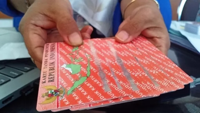 IDENTITAS KHUSUS: Petugas Dispendukcapil Magetan menunjukkan stok blangko KTP-el WNA.