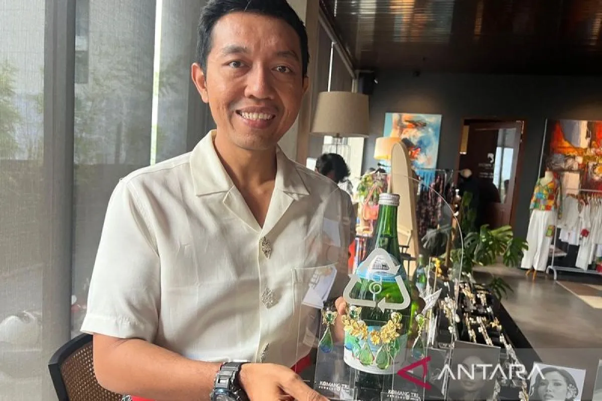 Perajin perhiasan Komang Tri pamerkan aksesoris dari botol kaca bekas di Badung, Bali, Selasa (16/7/2024).