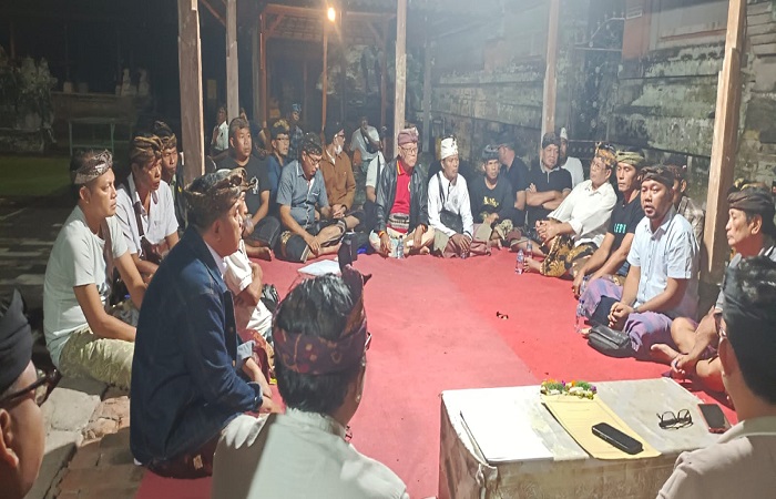 Prajuru Desa Adat Bedulu gelar rapat membahas tanah yang disewa ke warga asing pada Senin malam (15/7).