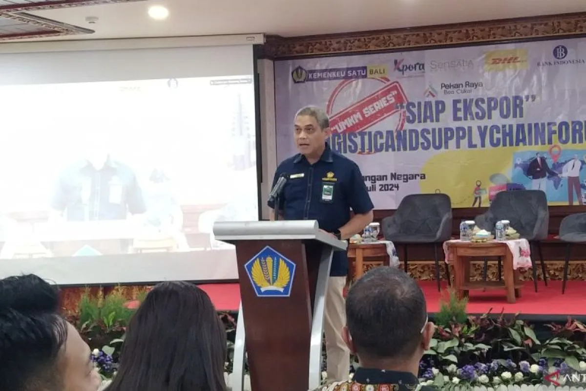 Kepala Kantor Wilayah Direktorat Jenderal Bea Cukai Bali, NTB, dan NTT Susila Brata memberikan sambutan, di sela diskusi meningkatkan kinerja ekspor pelaku UMKM, di Denpasar, Bali, Selasa (16/7/2024).