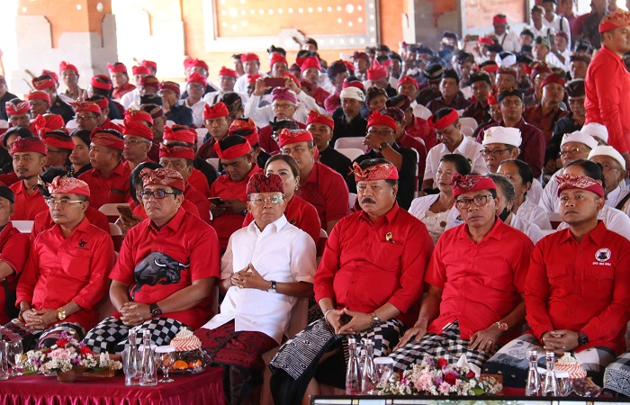 Ketua DPD PDIP Bali Wayan Koster (baju putih depan). Menurut Koster, nama Nyoman dan Ketut itu merupakan identitas nama Bali.