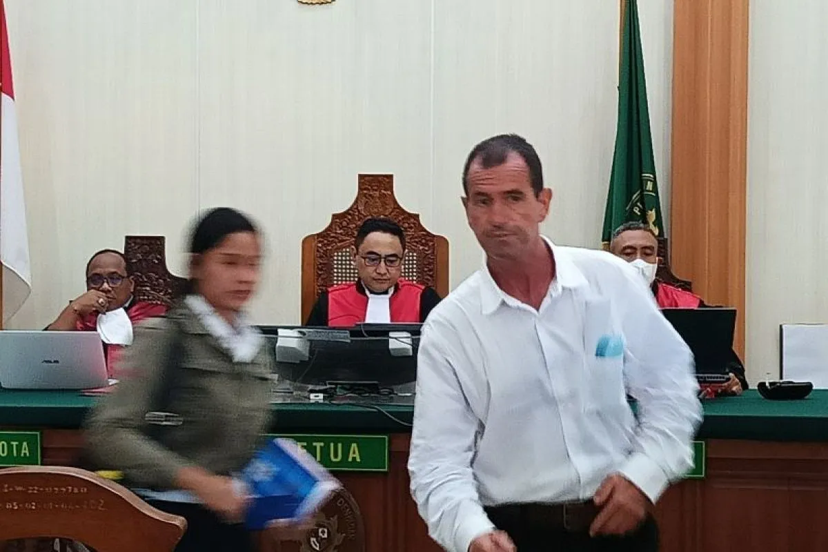 Terdakwa Felipe Covarrubias Valdes (54) menjalani sidang dakwaan di Pengadilan Negeri Denpasar, Bali, Selasa (16/7/2024) atas dugaan penganiayaan terhadap seorang petugas Bea Cukai.