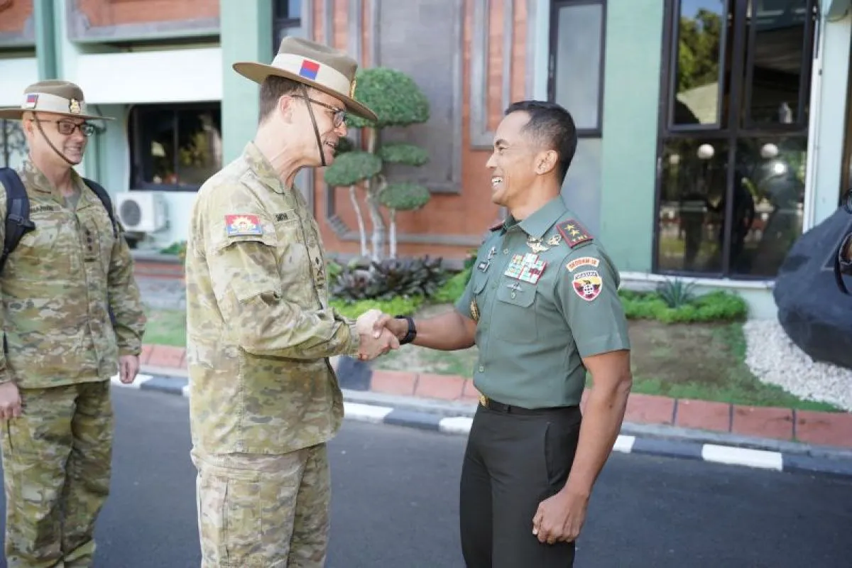 Panglima Kodam IX/Udayana Mayor Jenderal TNI Bambang Trisnohadi menyambut Majgen Chris Smith (DCA) saat kunjungan kehormatan dari Angkatan Darat Australia (Australian Army) di Markas Kodam IX/Udayana