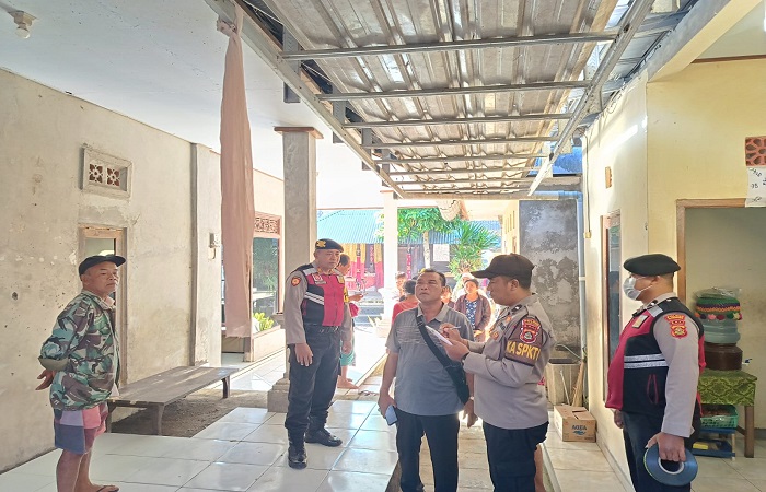 Polisi melakukan olah TKP di lokasi bunuh diri di Desa Selisihan, Kecamatan Klungkung, Bali.