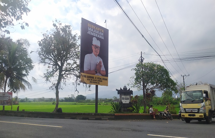 Baliho Ketua DPD II Partai Golkar Jembrana I Made Suardana sebagai kandidat bakal calon wakil bupati Jembrana.