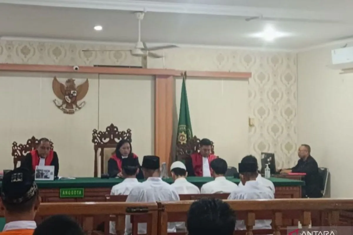 Enam terdakwa pelaku pengeroyokan pria Buleleng di Badung, Bali menjalani persidangan dengan agenda putusan di Pengadilan Negeri Denpasar, Bali, Kamis (18/7/2024).