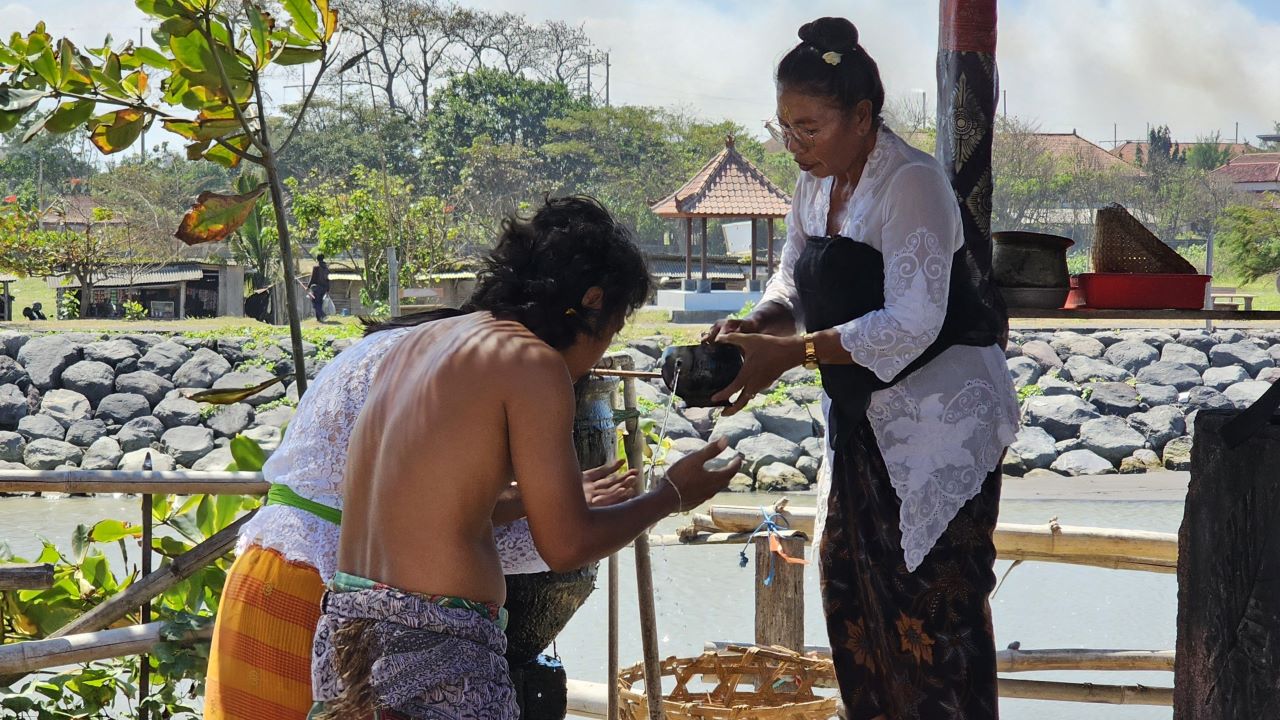 MELUKAT: Umat yang menjalani prosesi melukat di Pura Campuhan Windhu Segara Padang Galak, Denpasar.