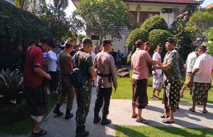 Bendesa dan krama desa adat Gianyar saat ke Kantor Bupati Gianyar. Mereka mempertanyakan status pasar senggol.