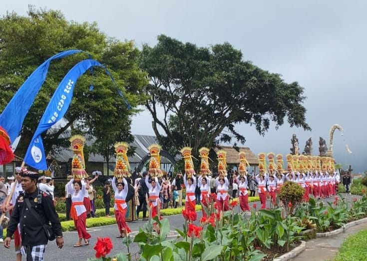 PIKAT WISATAWAN: Parade Gebogan yang ditampilkan di Ulun Danu Bedugul tahun lalu.
