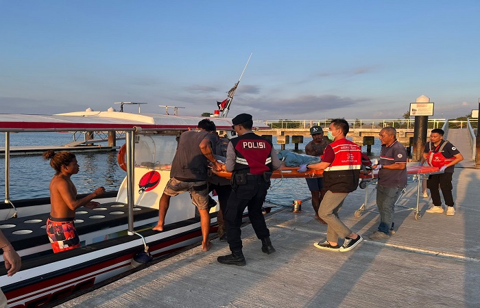Wisatawan Tiongkok, Ruitao Xiao, 17, dievakuasi setelah terjatuh saat berwisata di Pantai Kelingking, Desa Bungamekar, Kecamatan Nusa Penida, Rabu (17/7) kemarin.