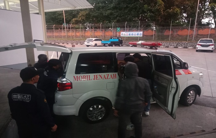 Proses pemulangan jenazah siswa pekerja magang ke rumah duka di Banjar Ketiman Kaja, Desa Manistutu, Kamis (18/7) malam.