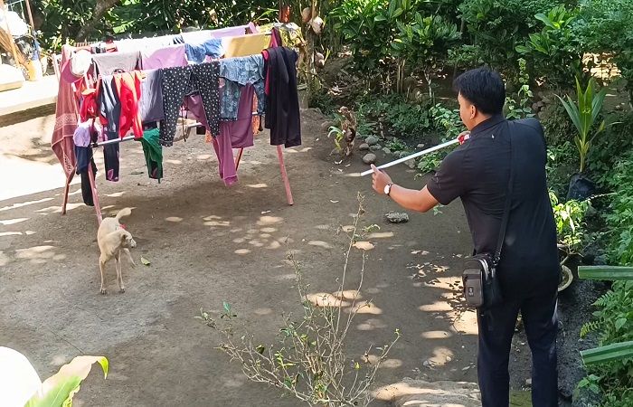 Vaksinasi anjing di Desa Batuagung, pasca terjadi gigitan anjing rabies.