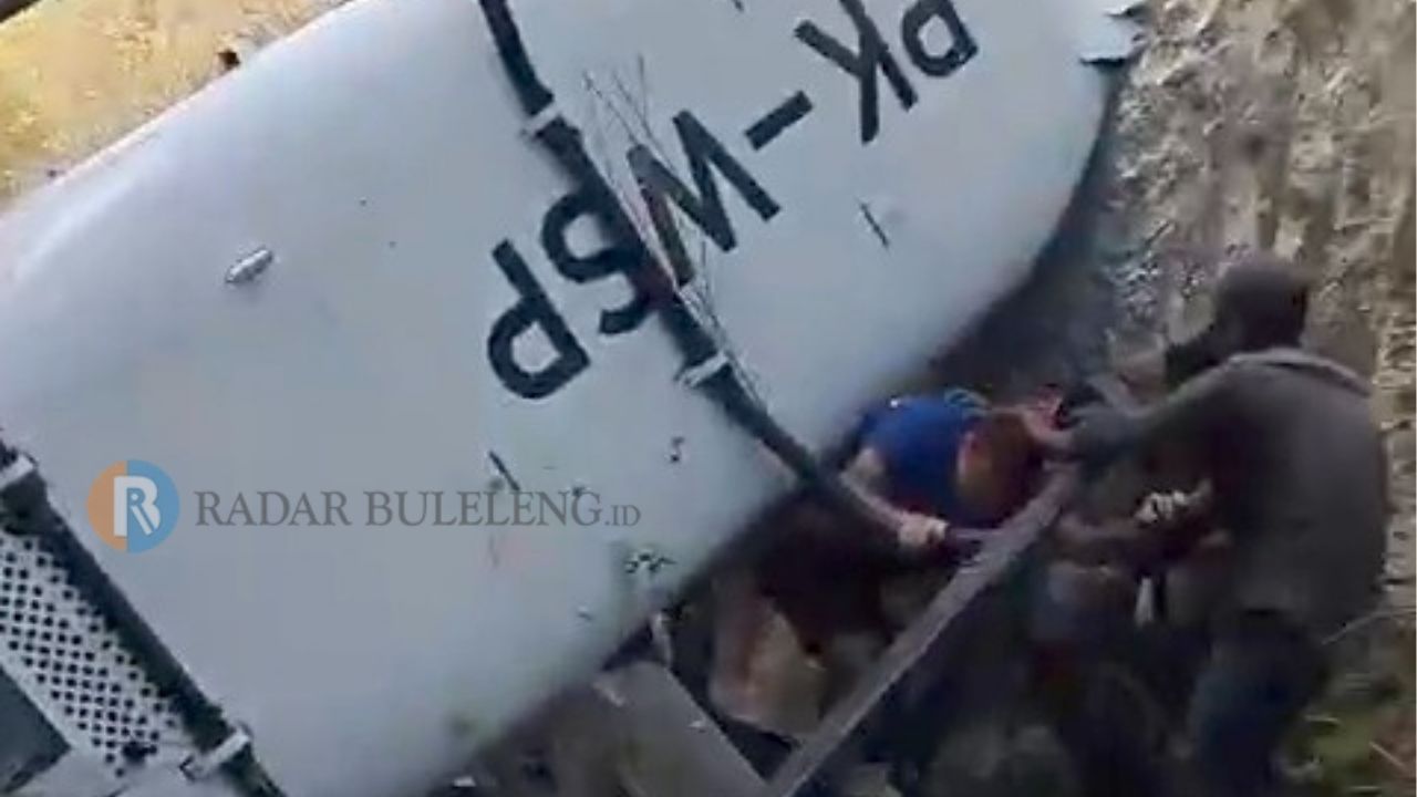 BANTU EVAKUASI: Warga membantu evakuasi penumpang yang terjebak di dalam helikopter yang jatuh di kawasan Suluban.