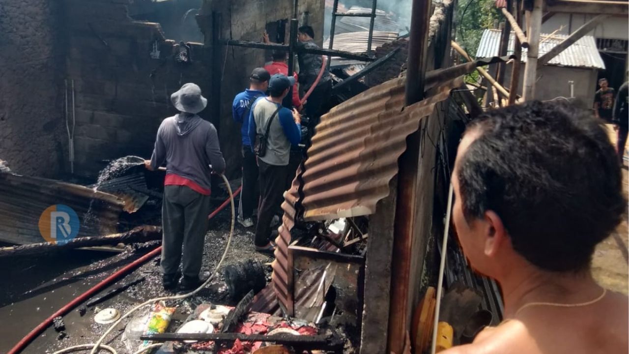 KEBAKARAN: Peristiwa kebakaran rumah di Desa Sidetapa yang menghanguskan rumah warga.