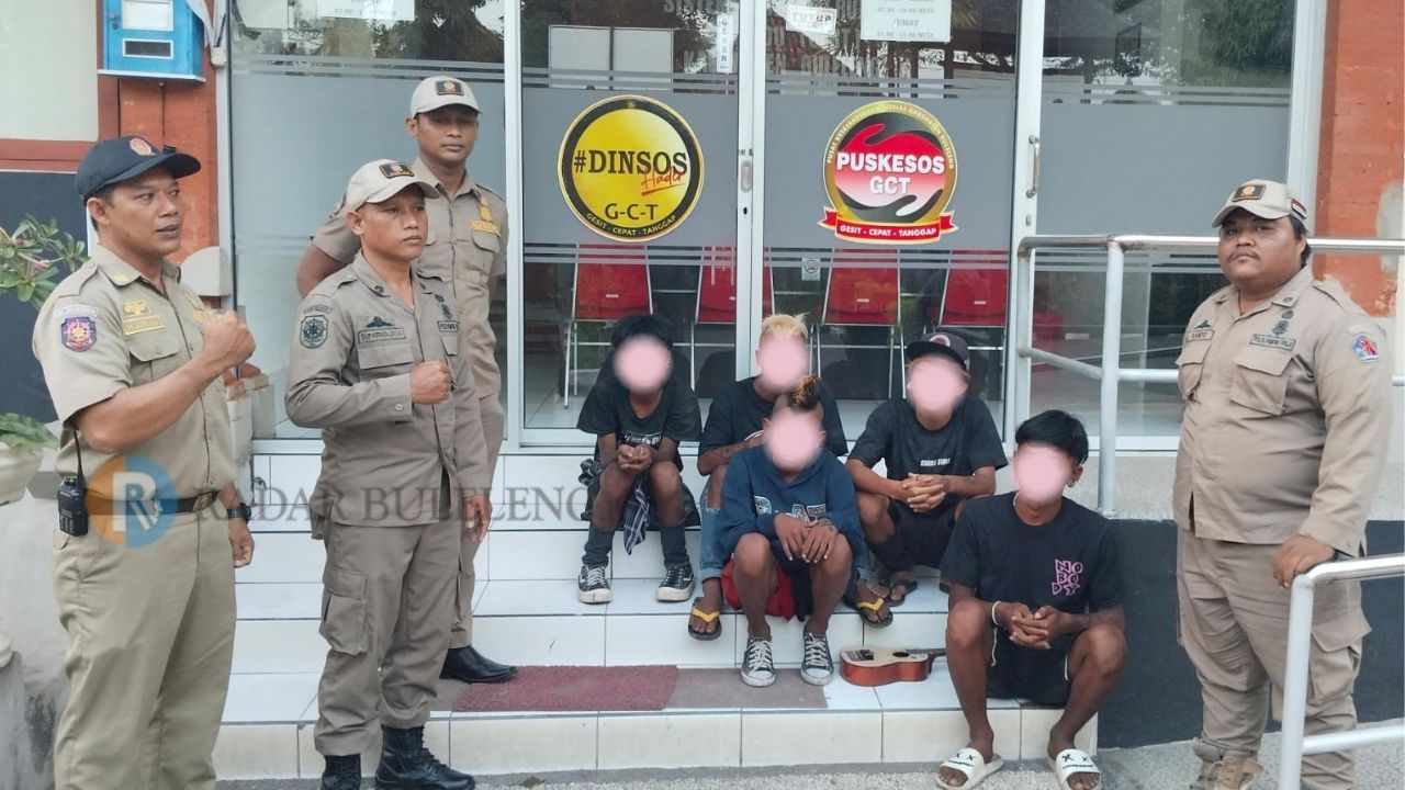 TERJARING RAZIA: Gerombolan anak punk yang terjaring razia di Jalan Ahmad Yani, Buleleng.