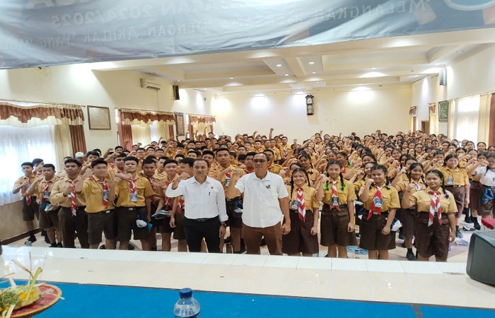 Unit IV Tipiter dan PPA Sat Reskrim Polres Buleleng gelar sosialisasi mengenai etika bermedia sosial di SMAN 1 Singaraja. Tujuannya, agar tidak ada yang terjebak dalam pengaruh negatif media sosial.