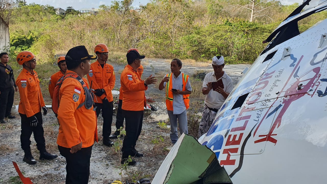 HELI JATUH: Tim SAR mendatangi lokasi helikopter yang jatuh di kawasan Suluban, Desa Pecatu, Kuta Selatan, Bali.