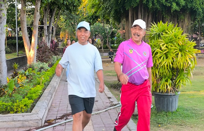 Dewa Sukrawan (kaos putih) dan Dokter Caput (kaos ungu) terlihat mesra dalam jogging politik di Taman Kota Singaraja.
