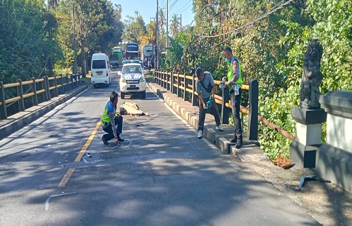 Kondisi kecelakaan lalu di Jalur Denpasar, Gilimanuk, Tabanan yang menyebabkan korban meninggal dunia.